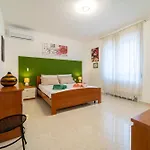 Apartment Paradise *